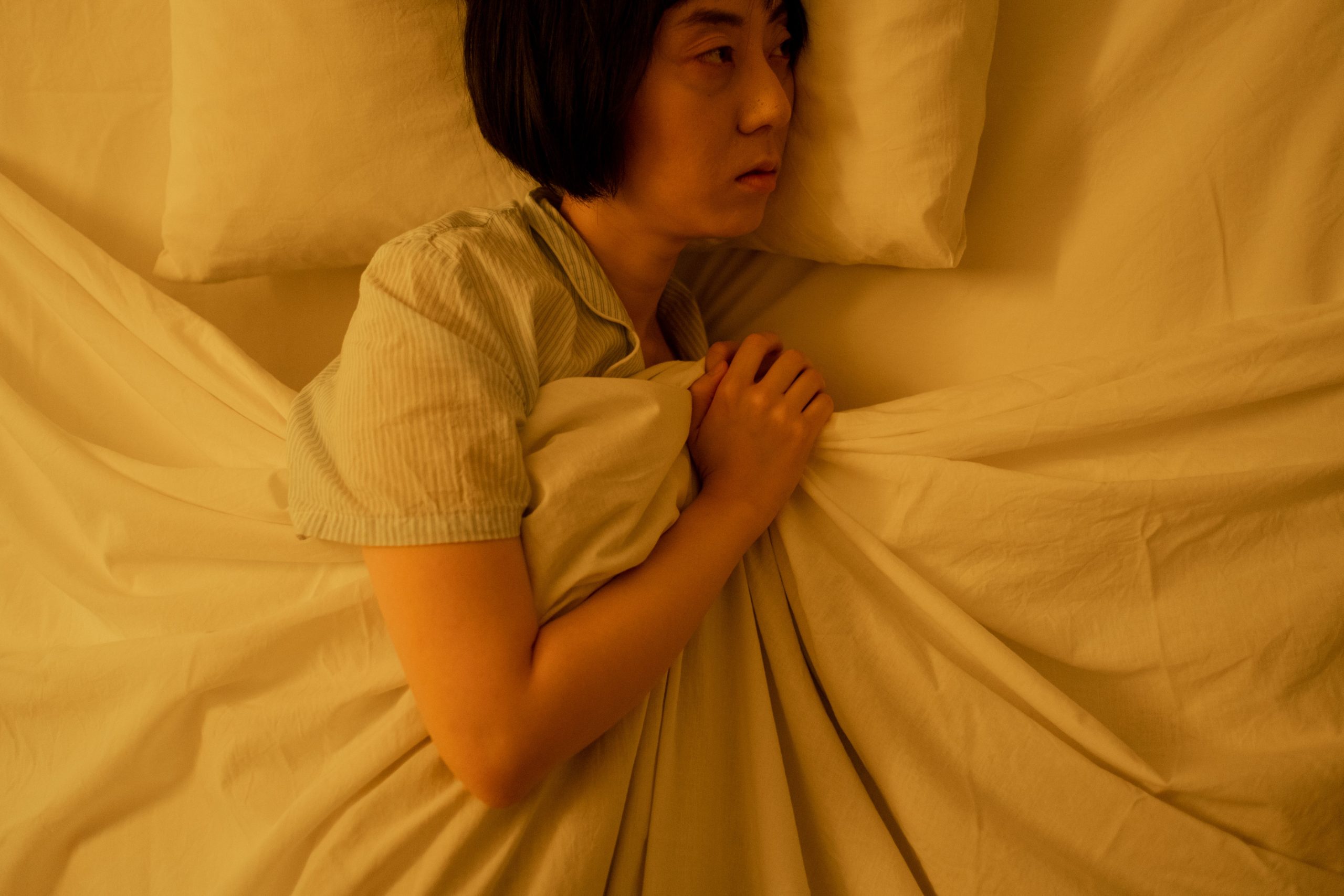 Femme asiatique allongée, anxiété et insomnie