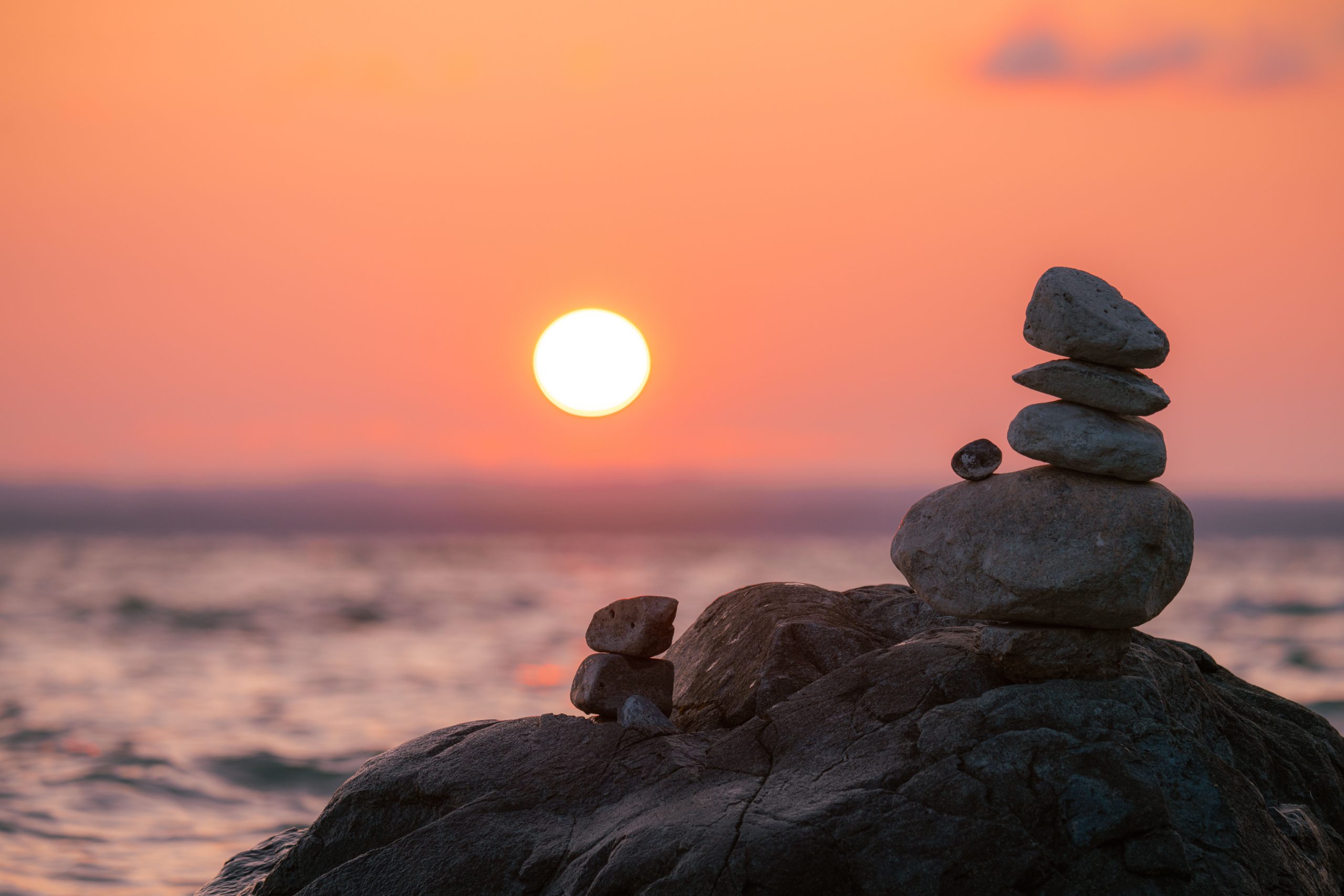 Composition astrologie avec cristaux et livre de naissance