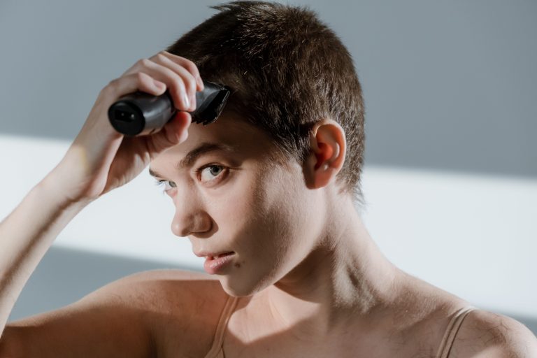 Rêver de se couper les cheveux soi même, qu&rsquo;est-ce que ça veut dire ?