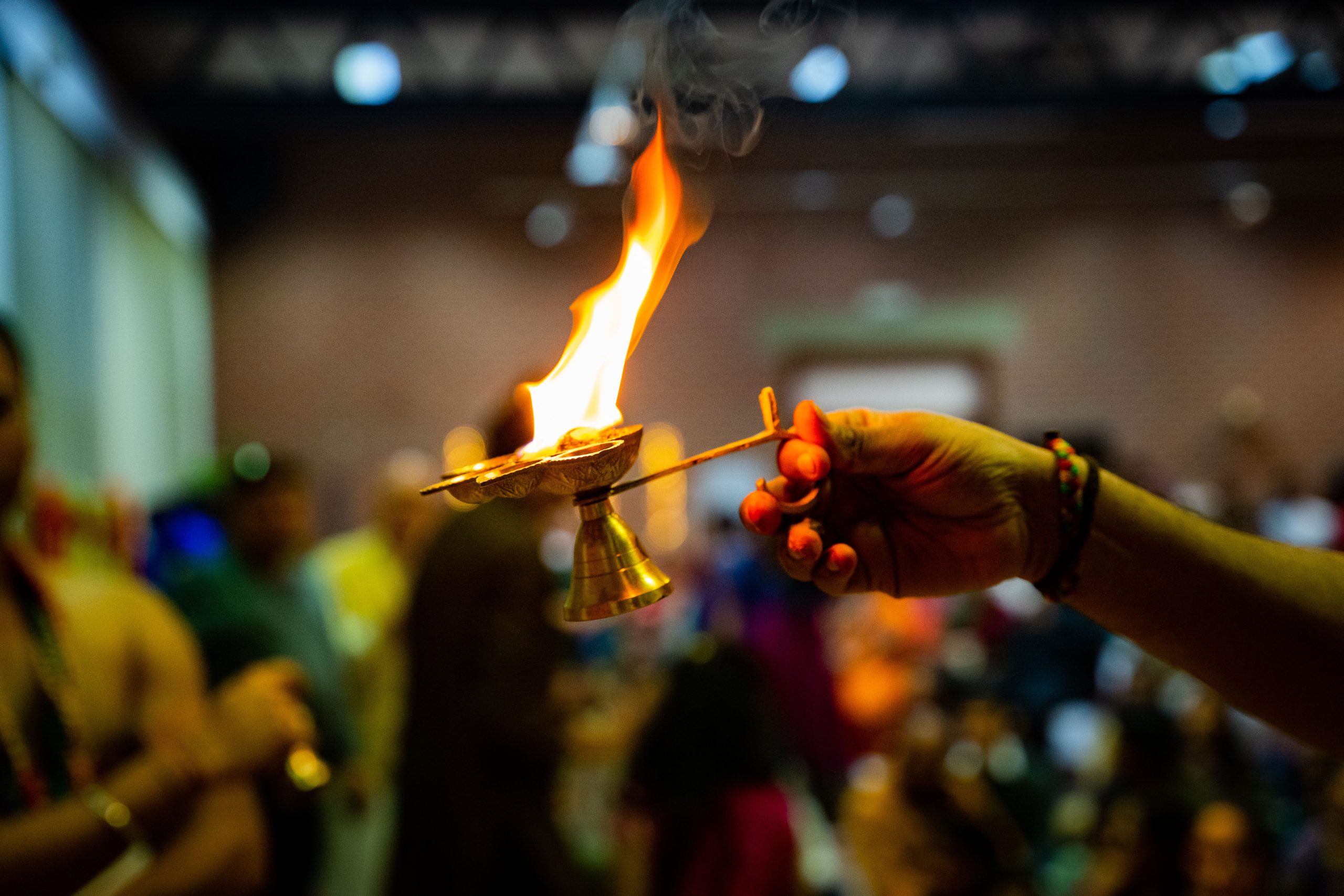 Personne tenant une flamme ceremonielle allumée