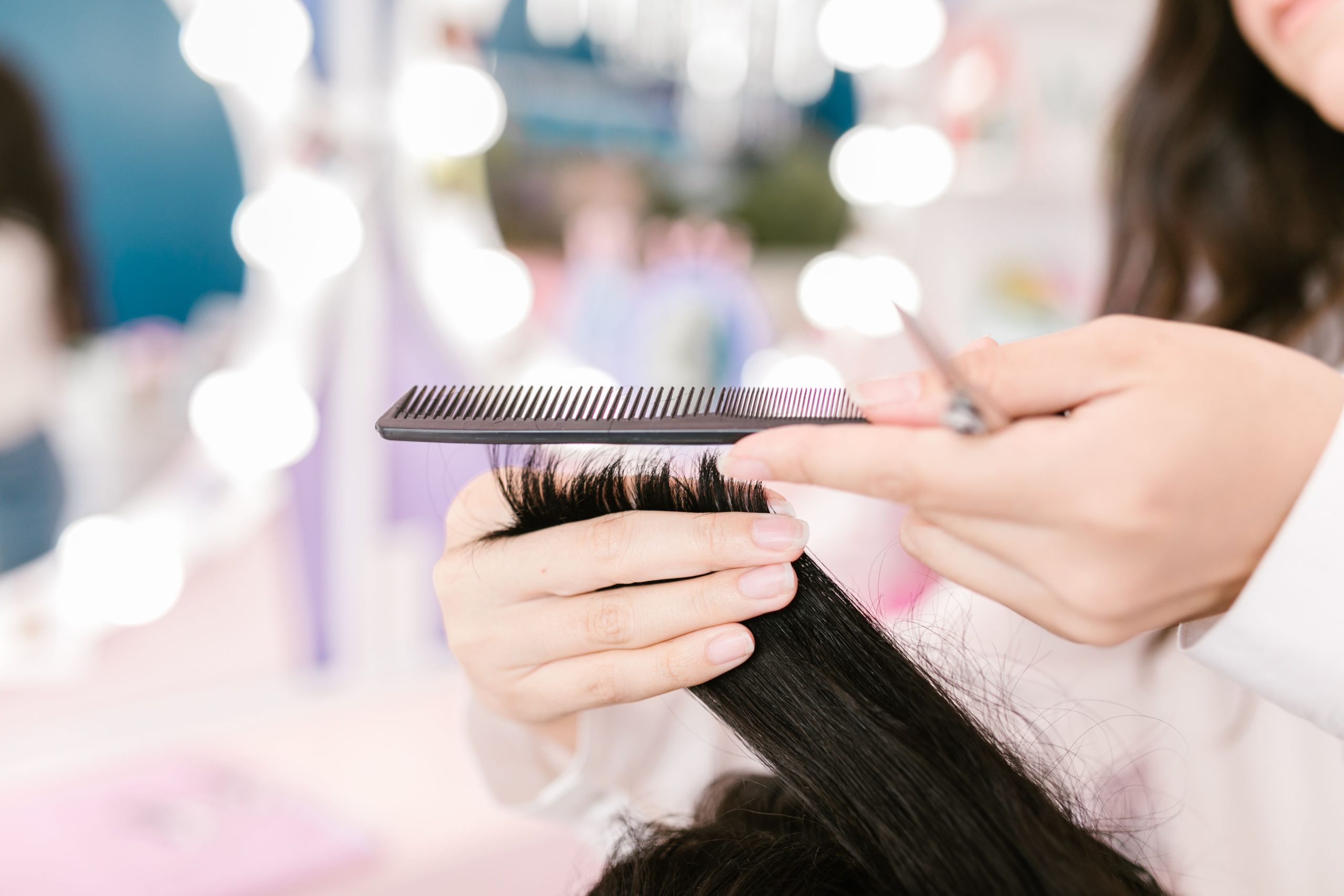 Coiffeur coiffant des cheveux aux ciseaux et peigne