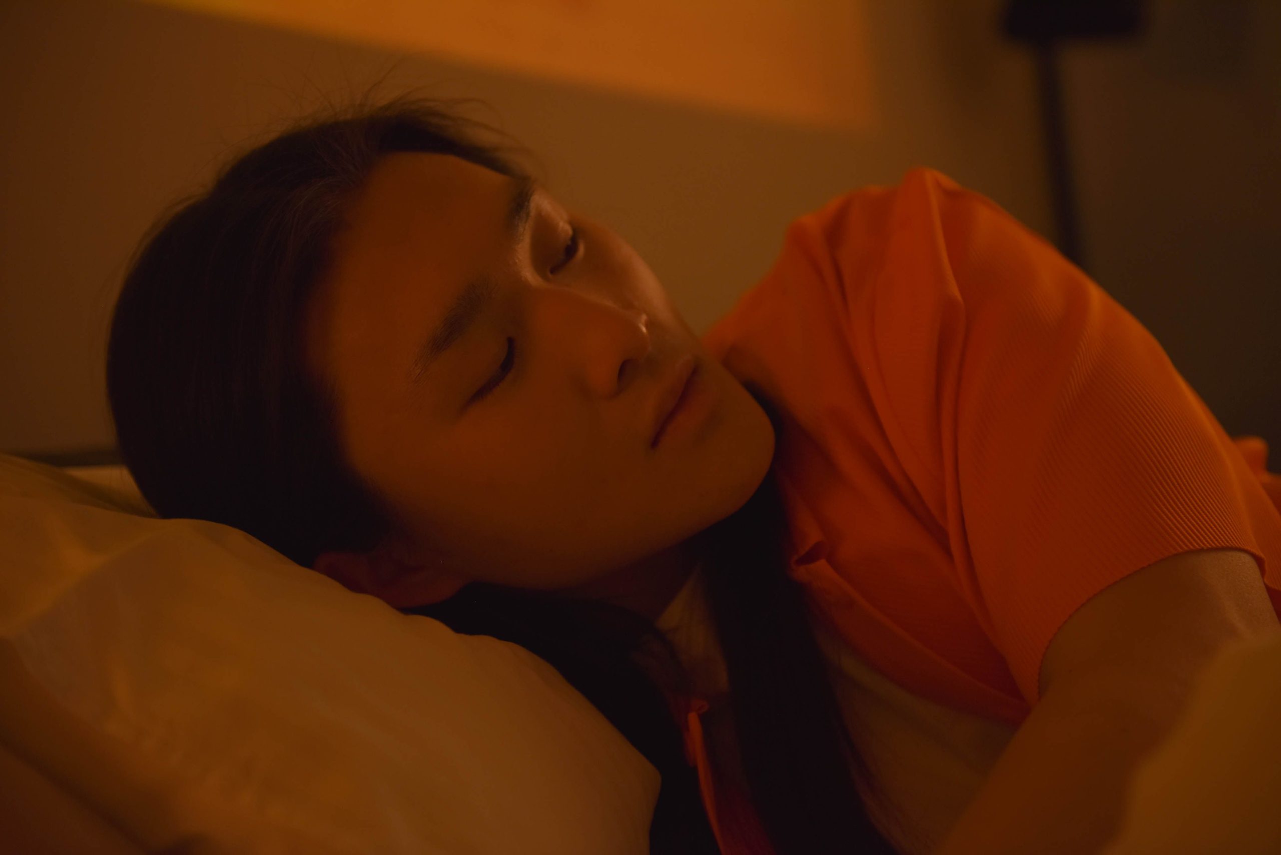 Femme asiatique allongée dans un moment de sérénité