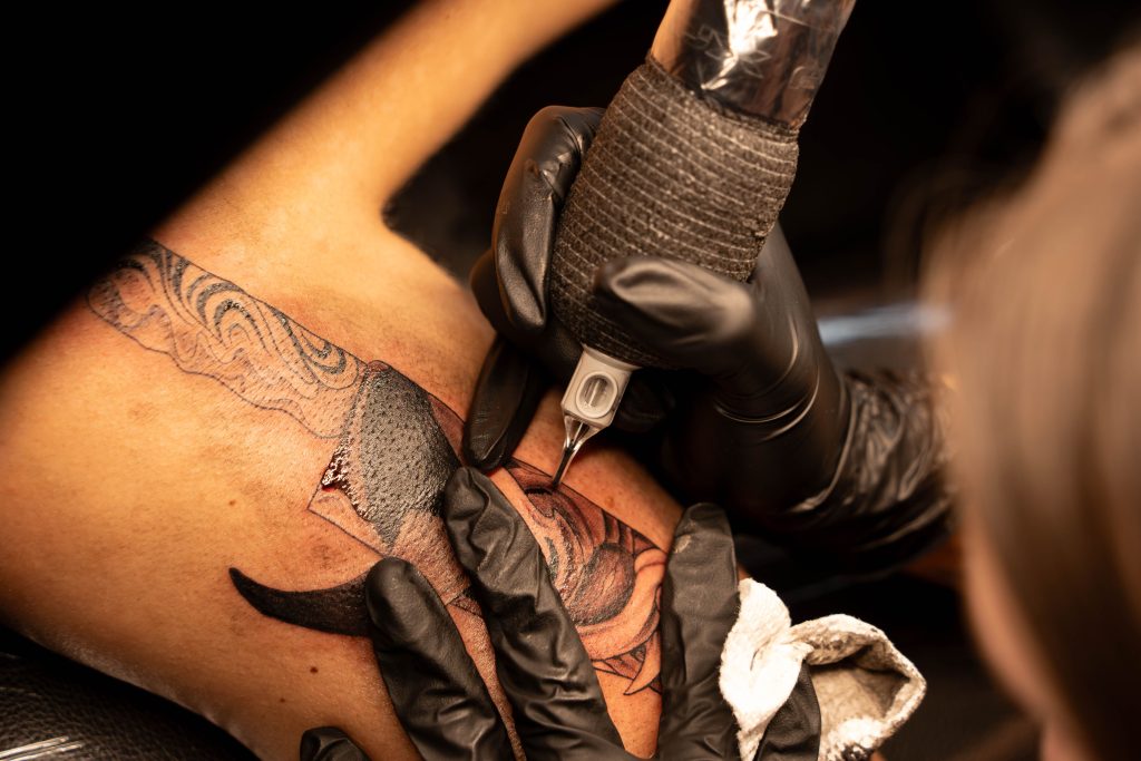 Rêver de se faire tatouer, qu&rsquo;est-ce que ça signifie vraiment ?