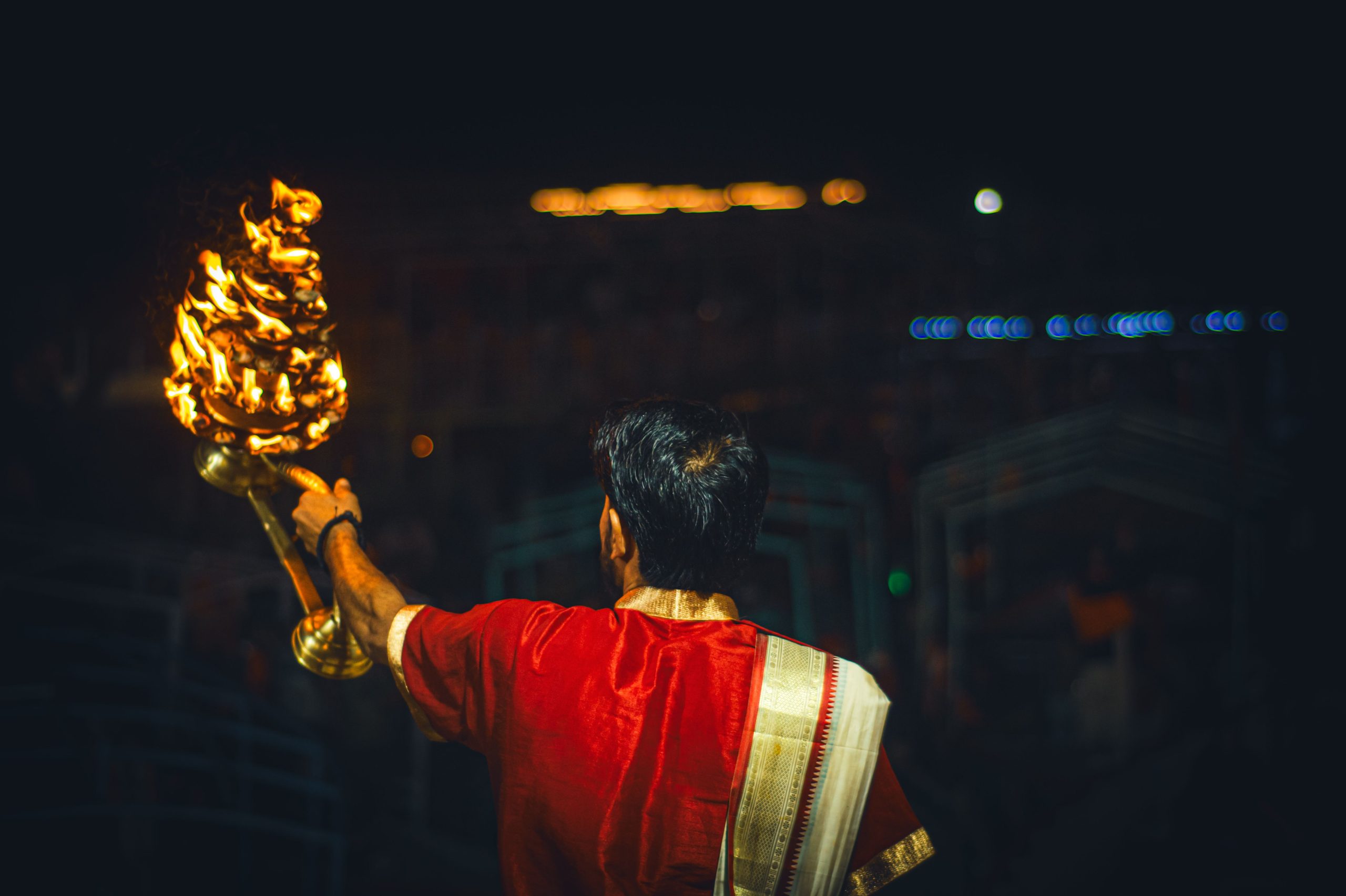 Rituel du feu traditionnel à Varanasi Inde