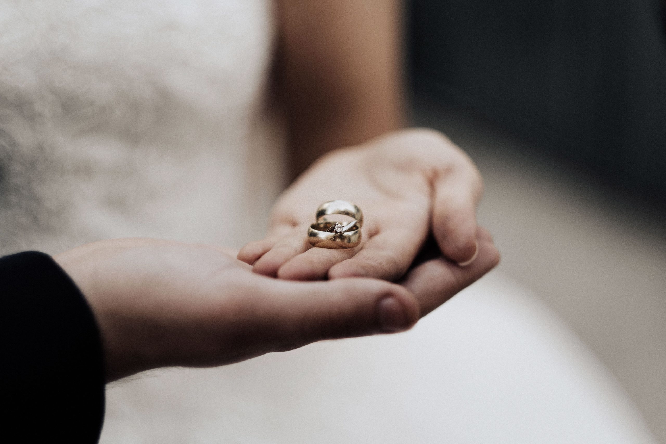 Mariée tenant alliances moment tendre amour