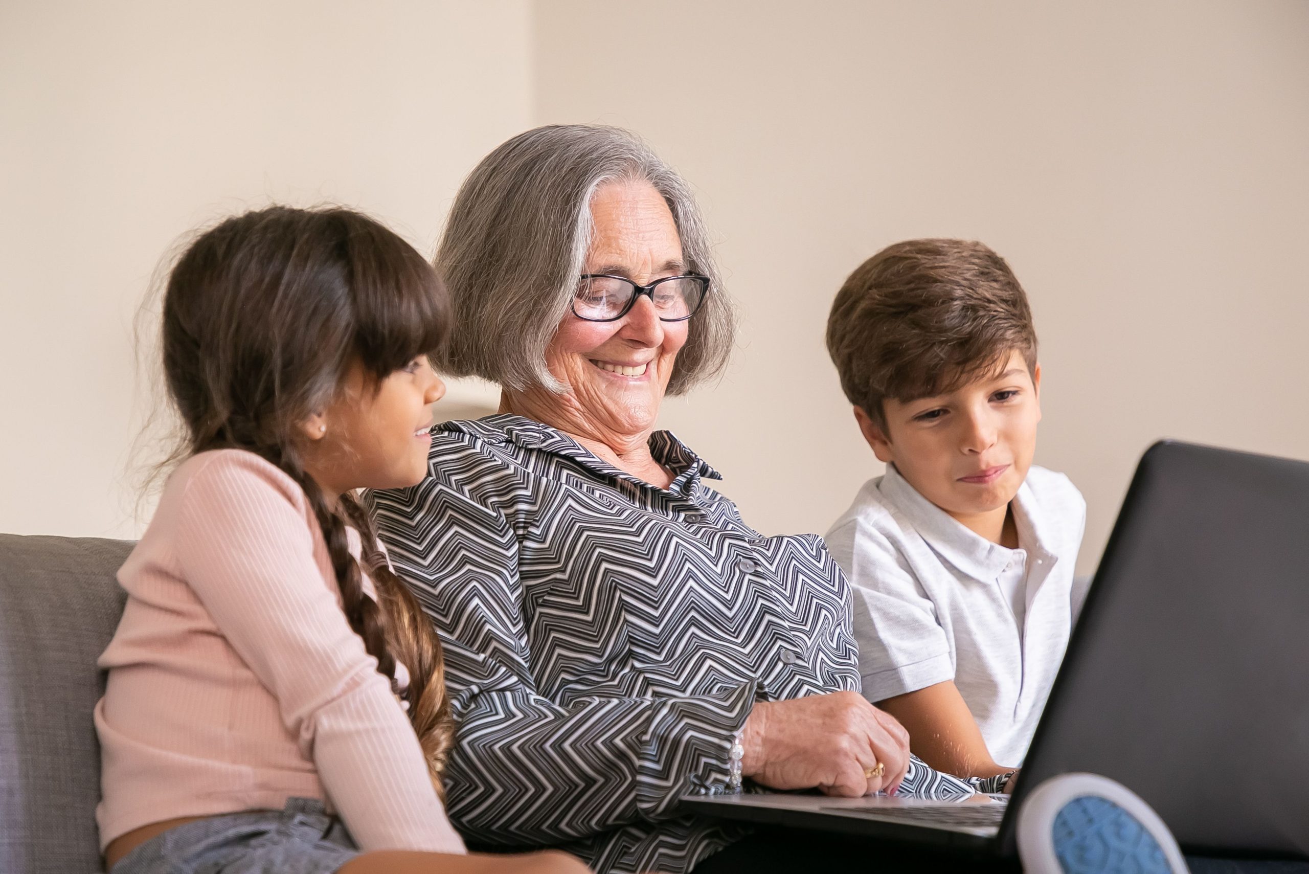 Grand-mère complice avec ses petits-enfants ordinateur