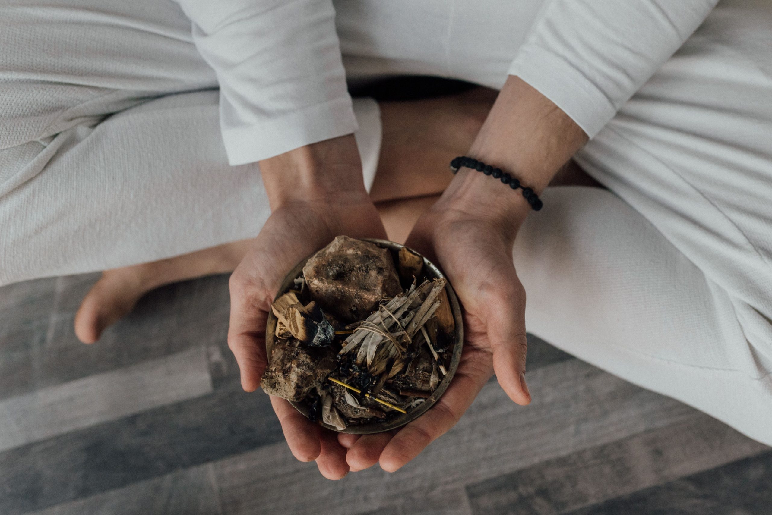 Mains en méditation avec bol encens