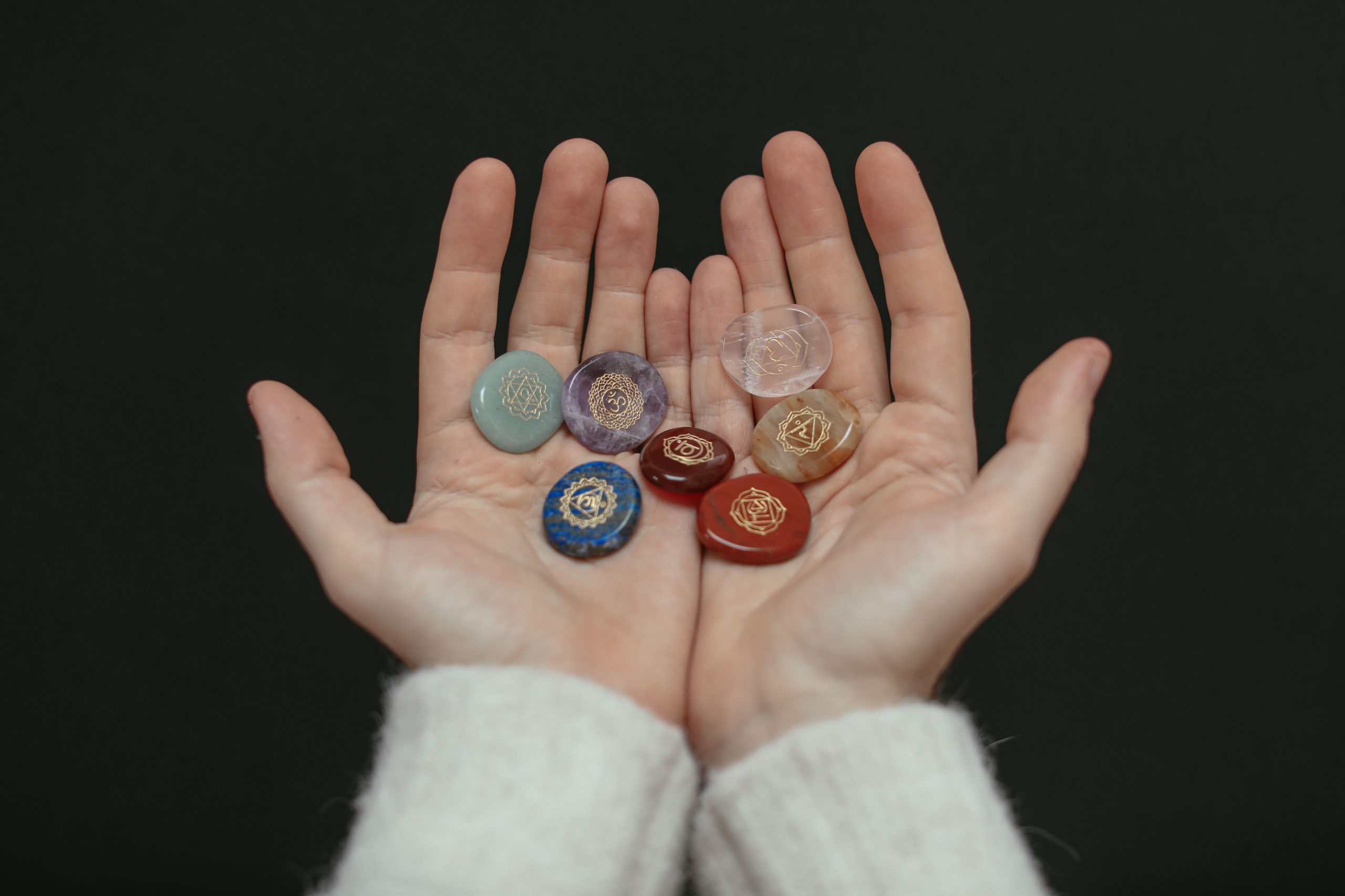 Pierres de chakra dans les mains ouvertes