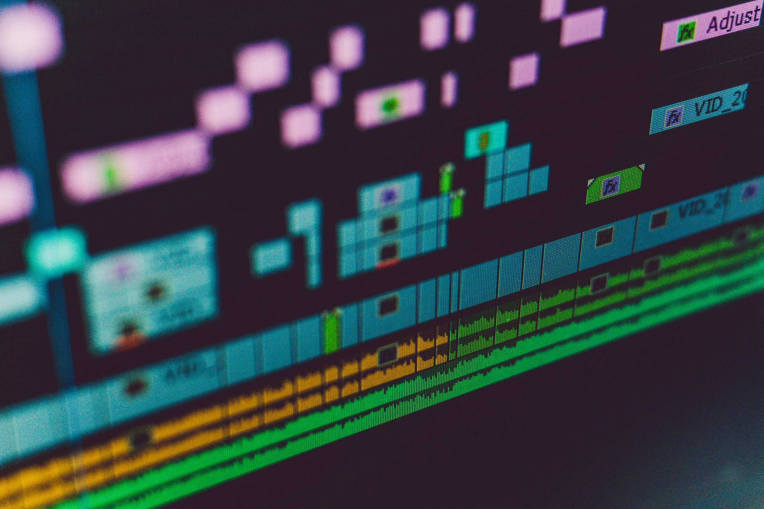 Interface logiciel montage vidéo timeline coloré