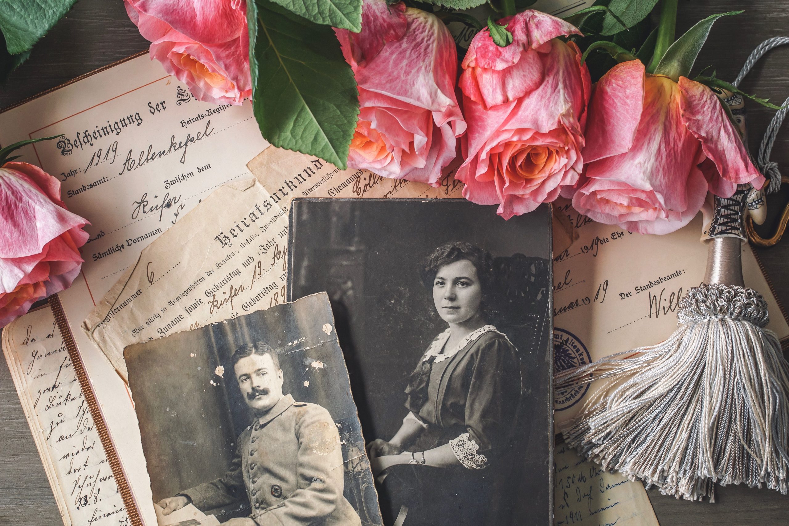 Photographies anciennes avec roses et documents historiques