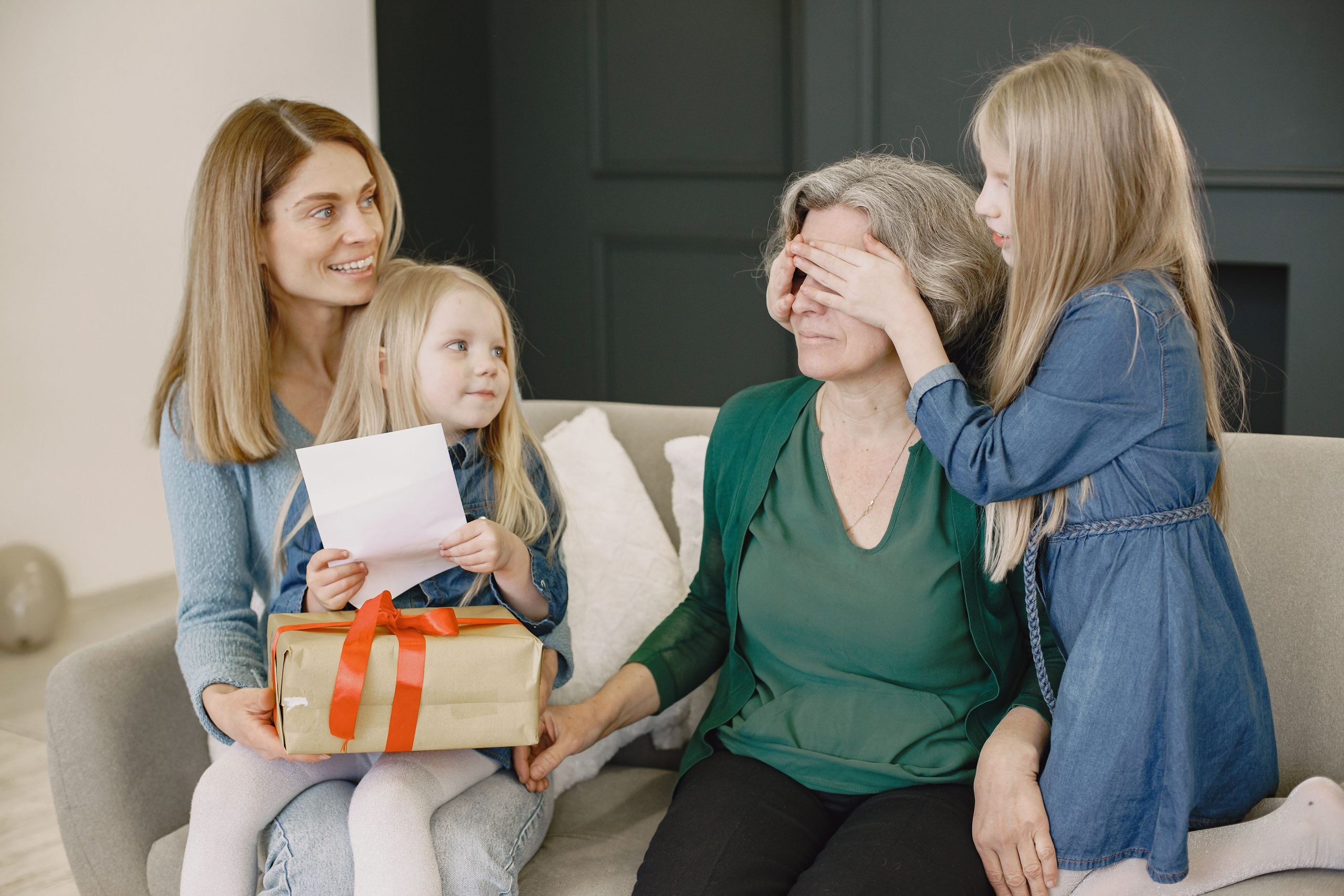 Grand-mère surprise par un cadeau familial