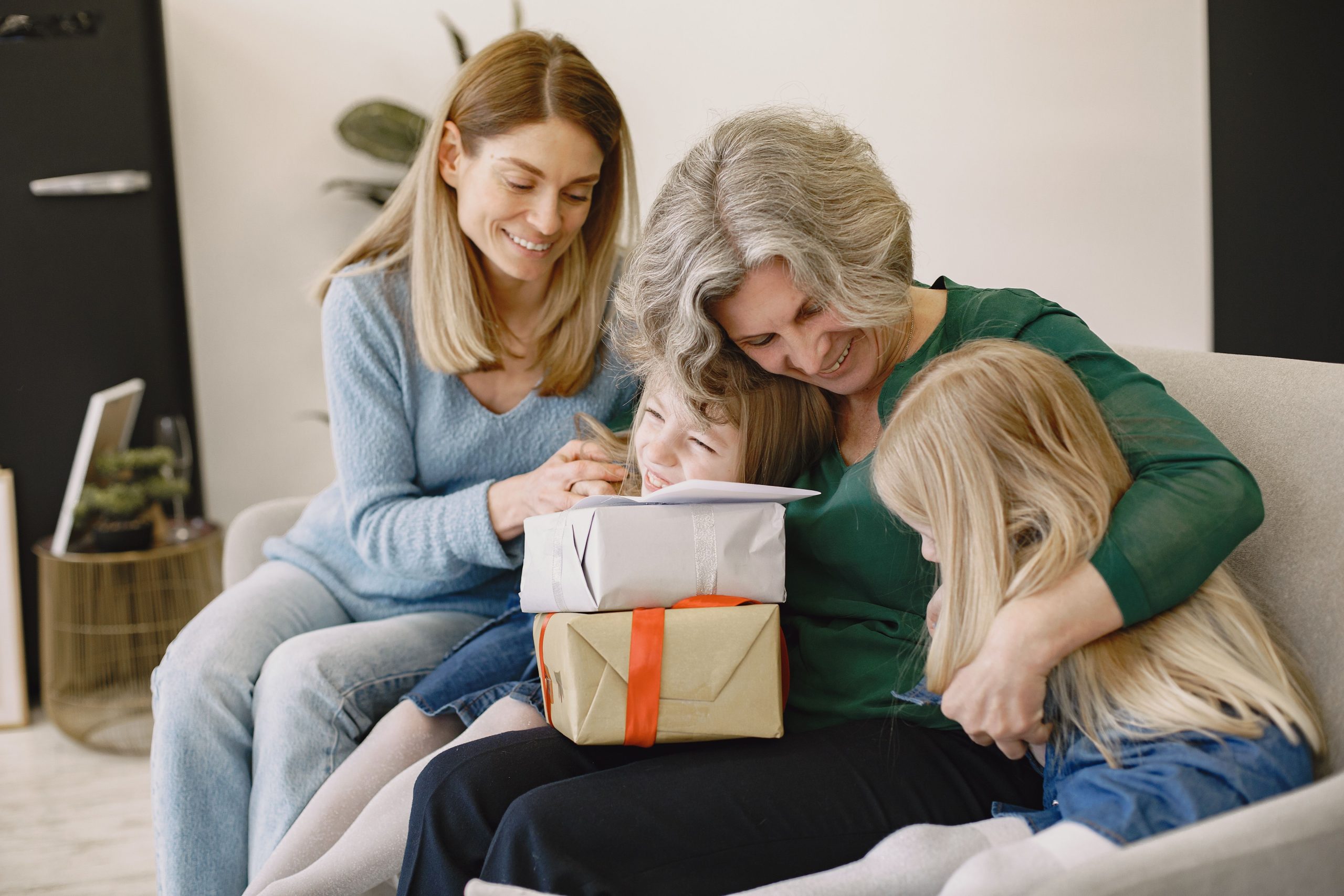 Famille partageant joie et cadeaux ensemble