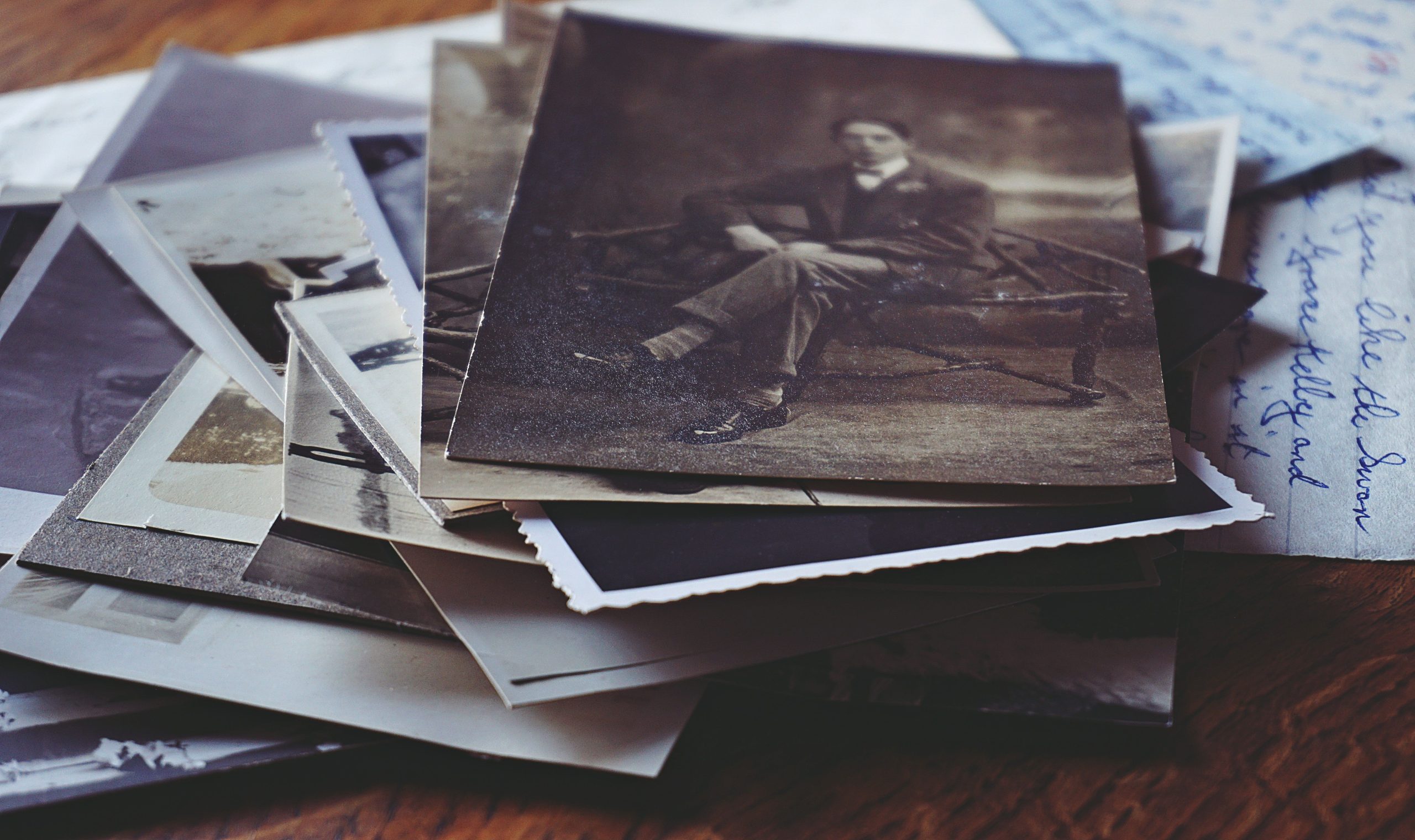Collection nostalgique de photos et lettres manuscrites
