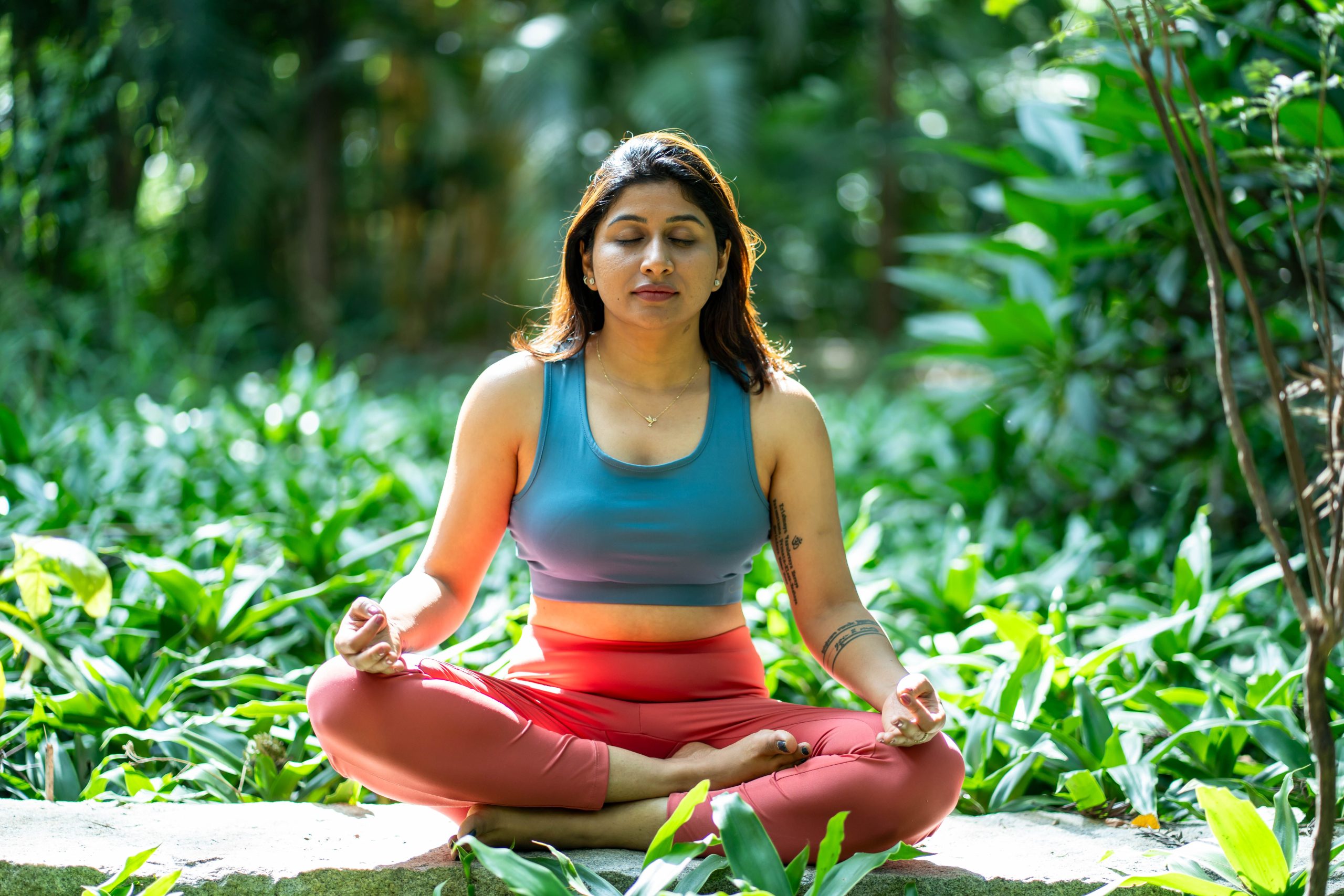 Femme meditant sereinement dans jardin verdoyant