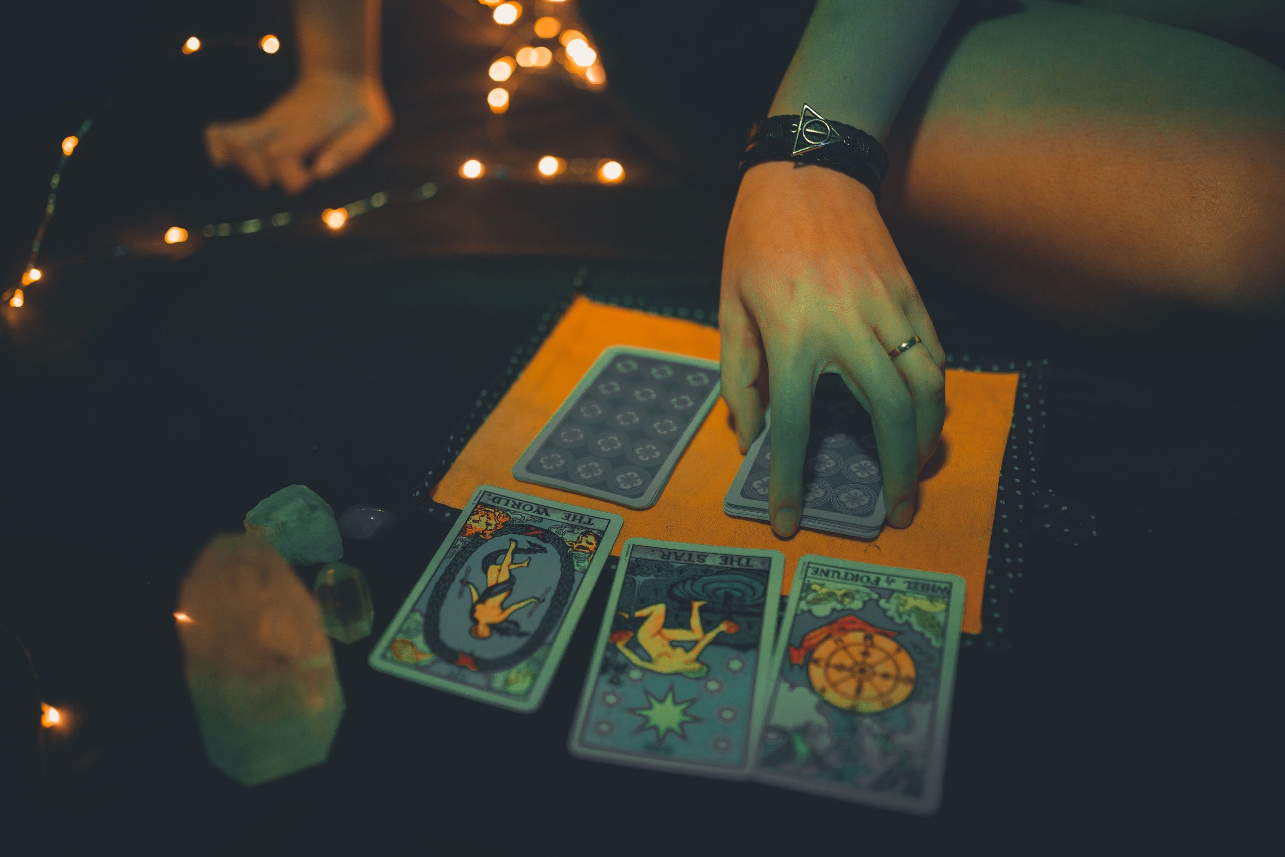 Femme consultant cartes tarot voyance sombre