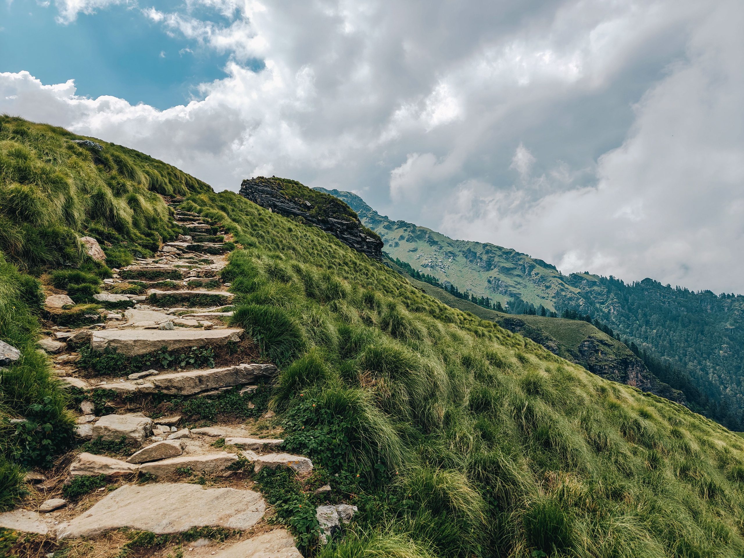 Chemin montagne tranquille paysage verdoyant ciel nuageux