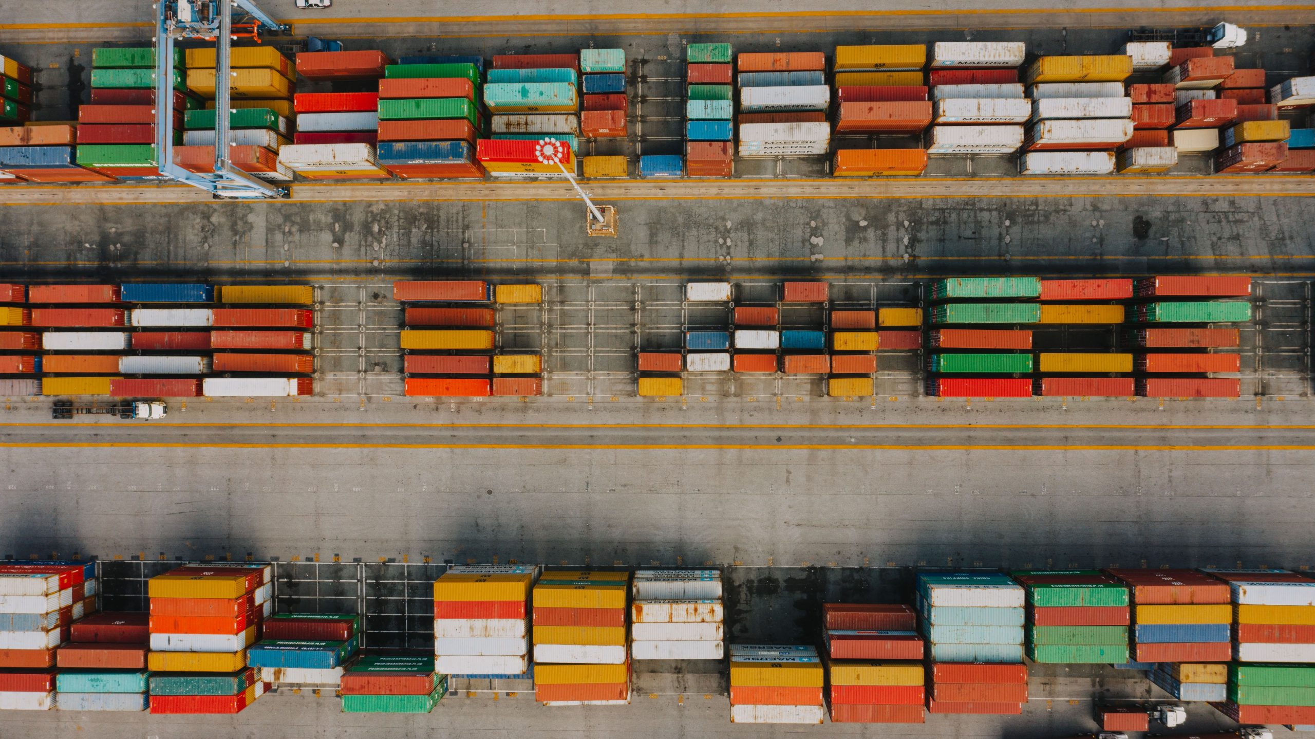 Vue aérienne de conteneurs cargo colorés alignés
