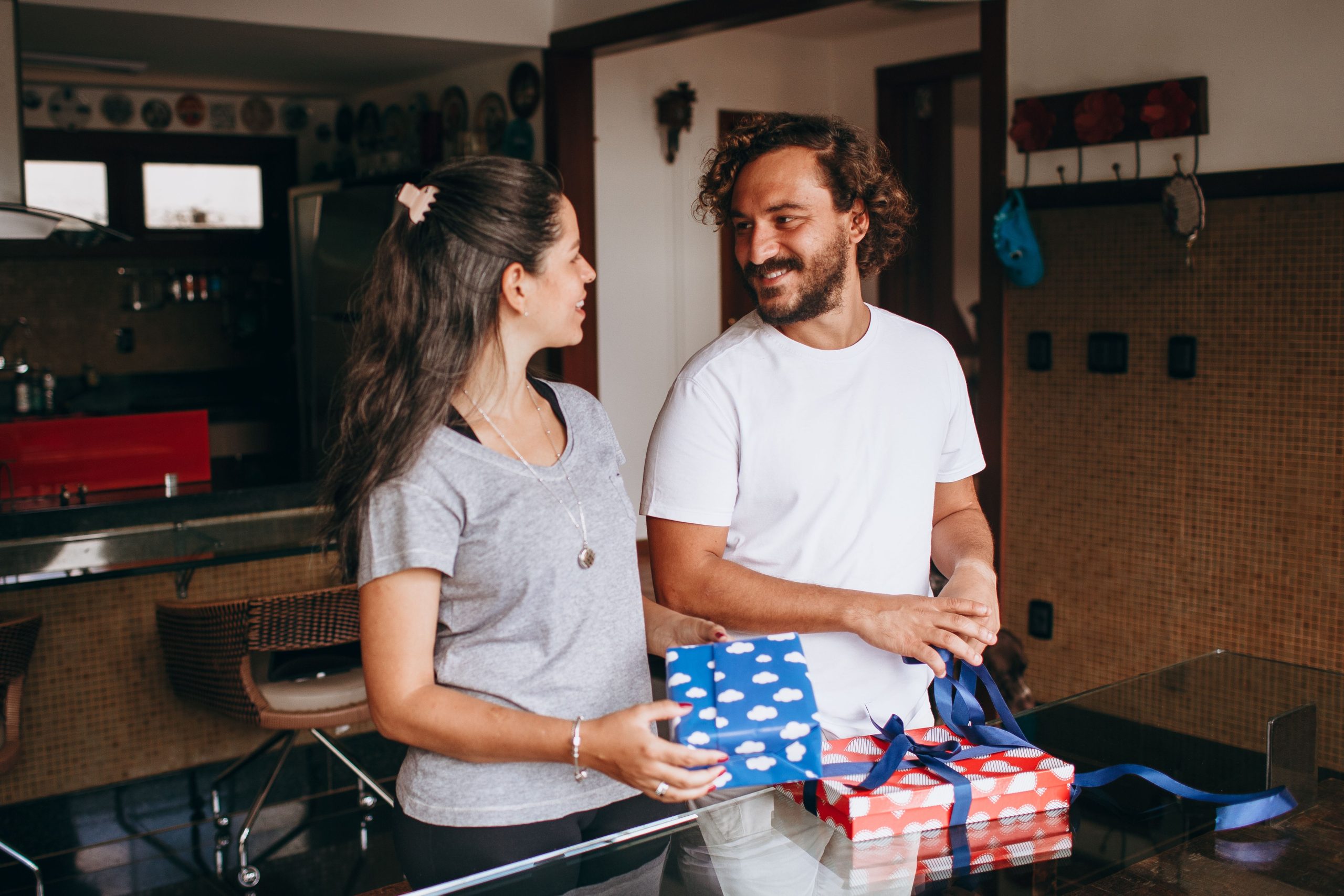 Couple partageant un moment joyeux en échangeant des cadeaux