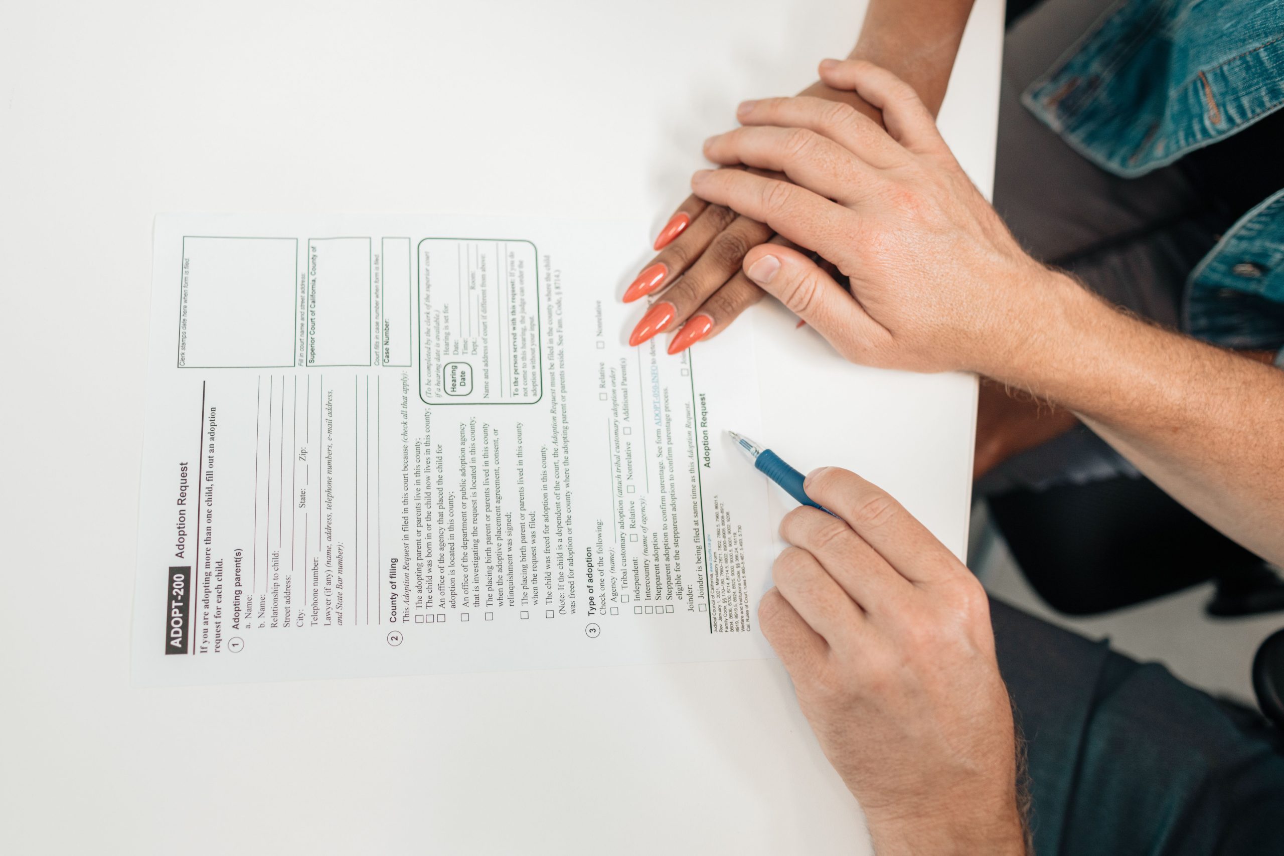 Couple remplissant formulaire adoption engagement futur