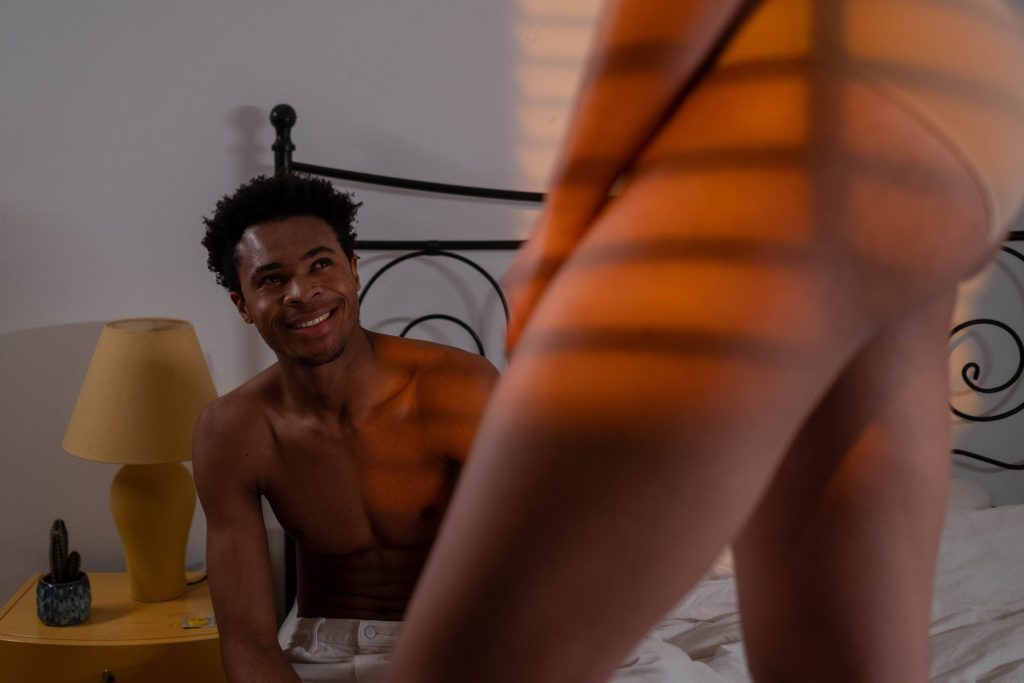Quels gestes rendent vraiment un homme fou au lit ?