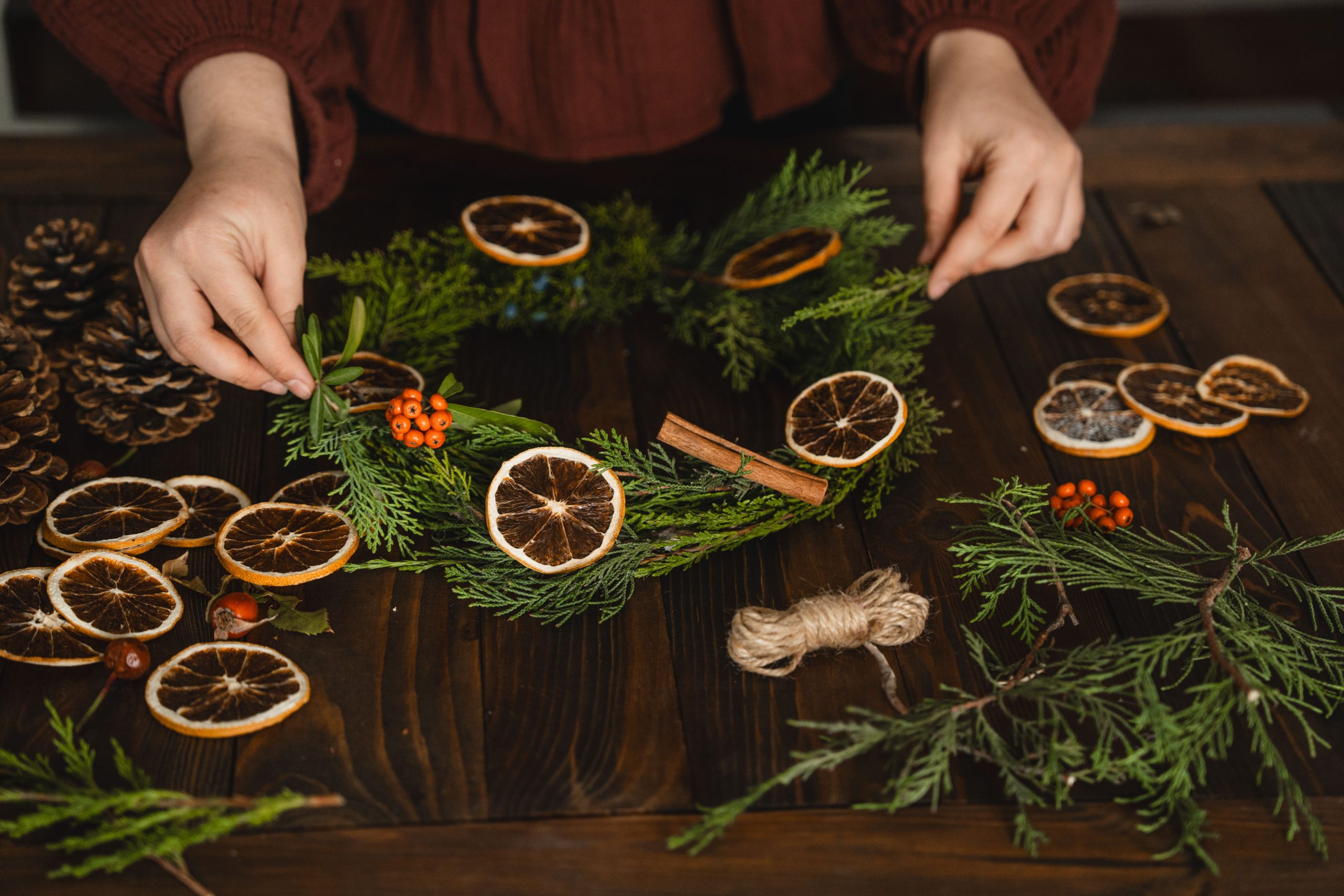 Couronne Noël oranges séchées et pommes de pin
