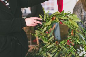 Comment faire une couronne de Noël facilement chez toi ?