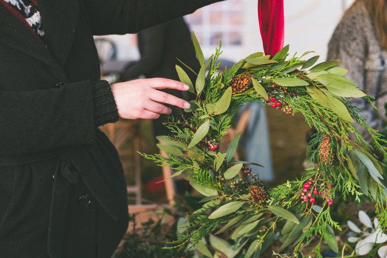 Comment faire une couronne de Noël facilement chez toi ?