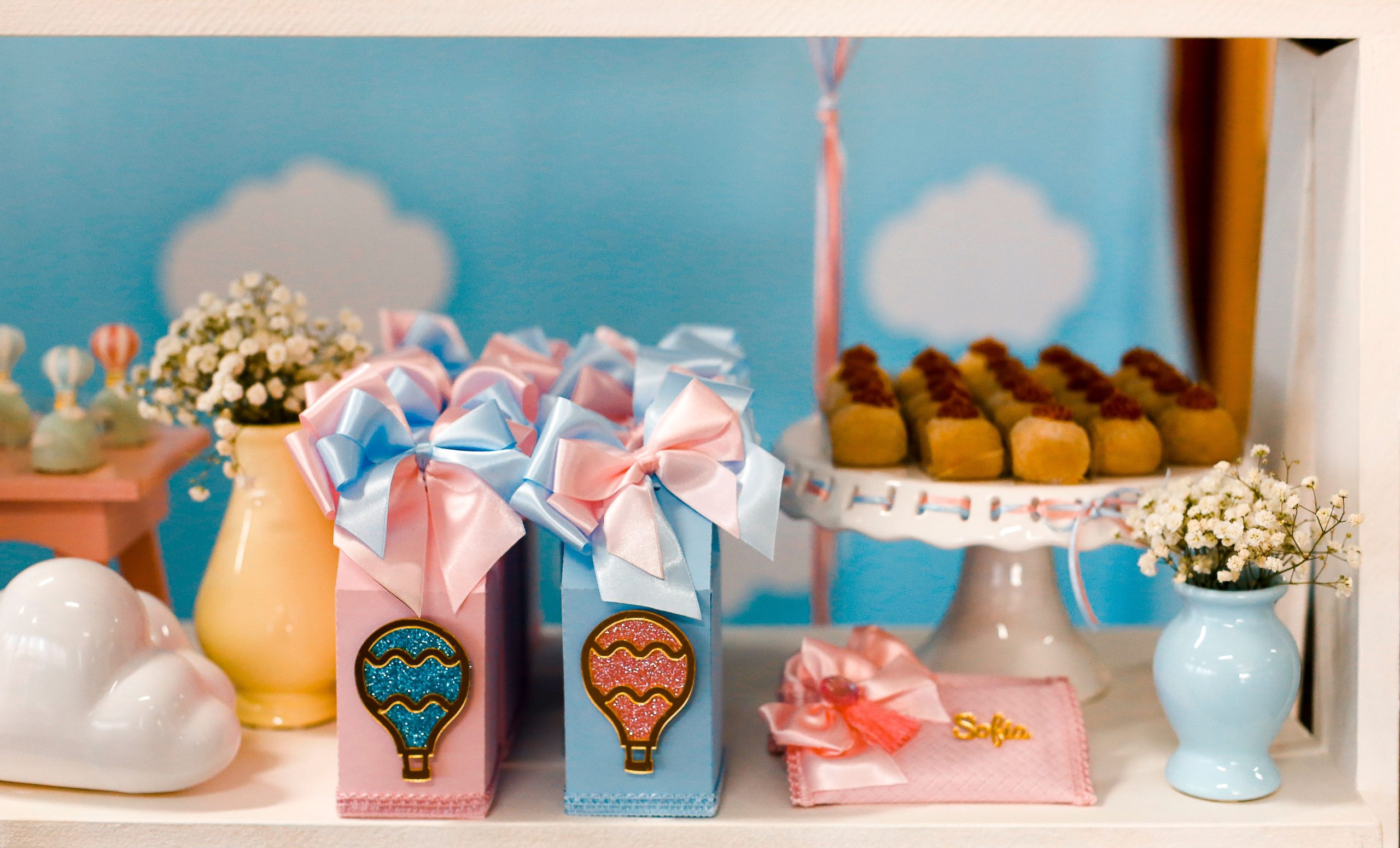 Décoration baby shower pastel avec cadeaux fleuris