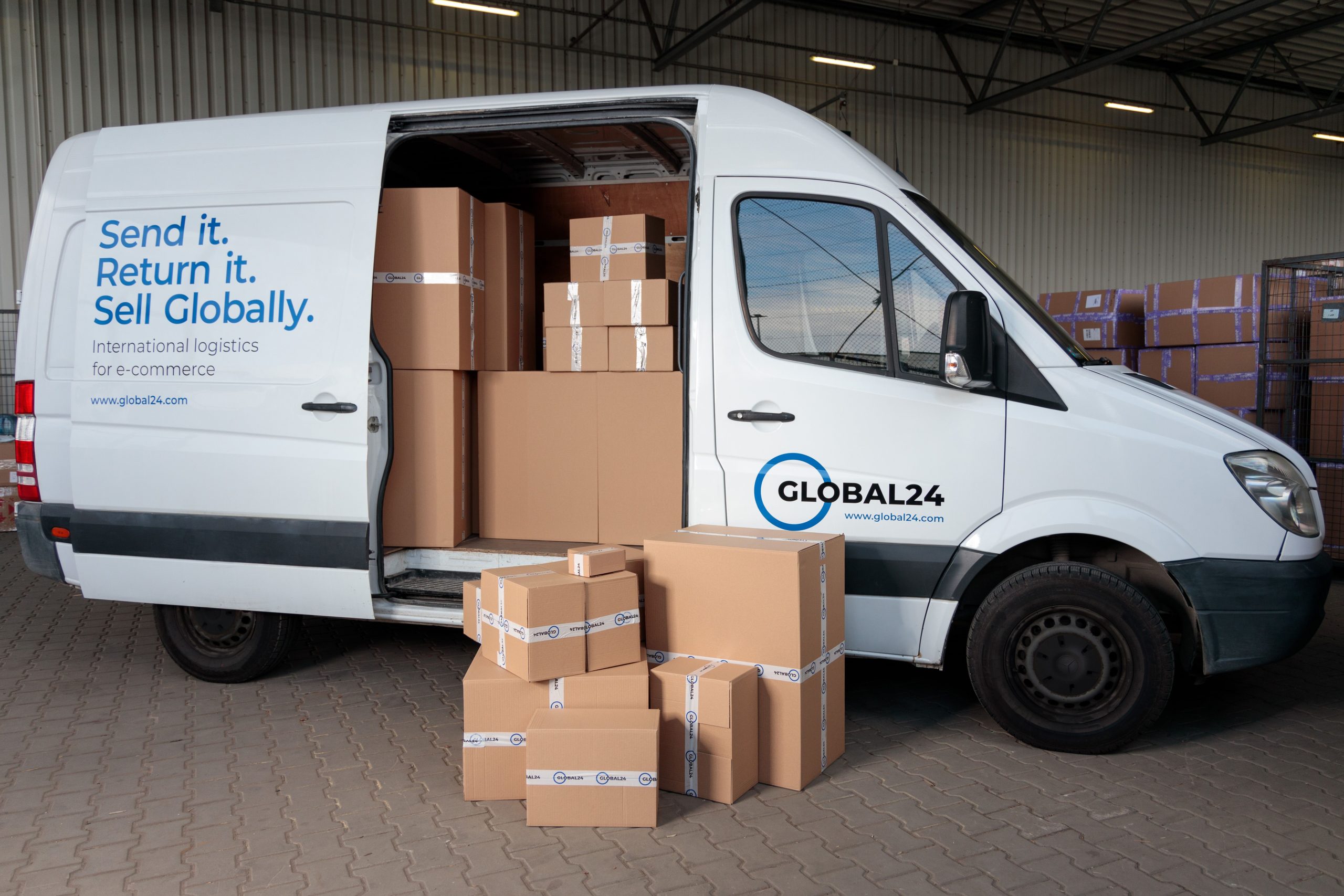 Camion de livraison chargé de cartons pour logistique mondiale