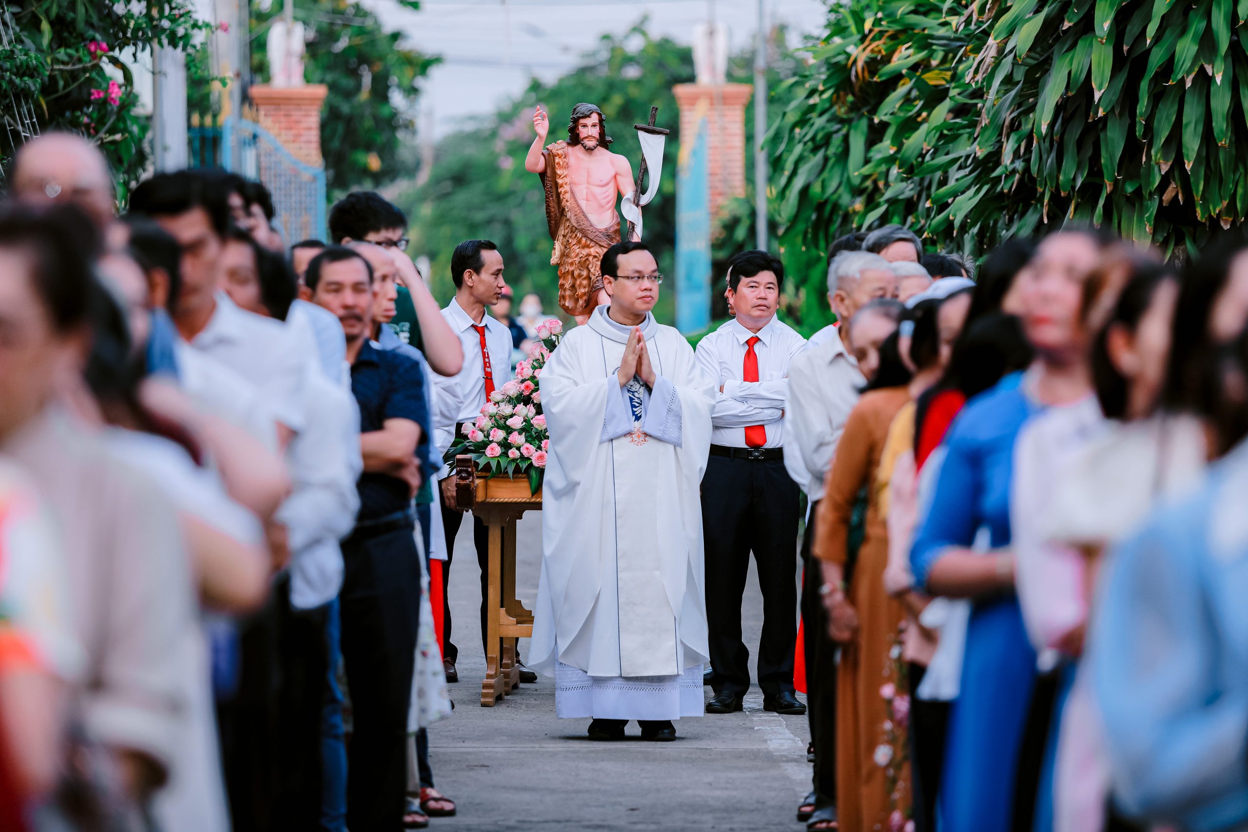 Procession religieuse extérieure avec prêtre et congrégation