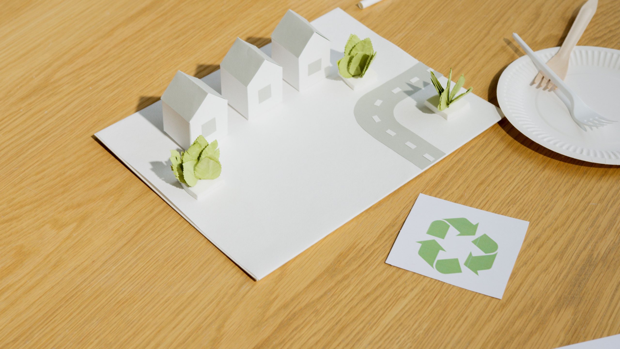 Maisons carton recyclé avec symbole écologique