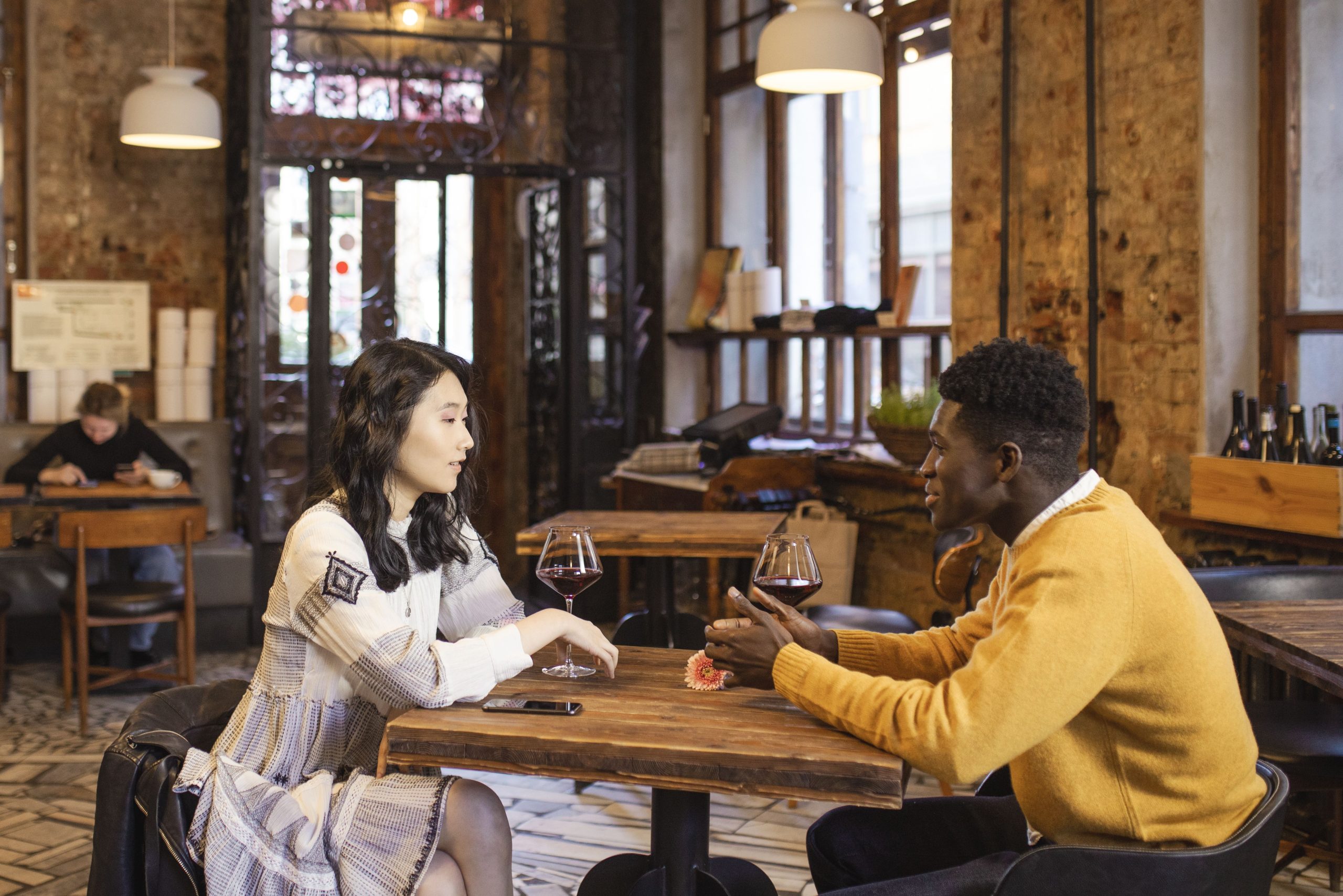 Femme asiatique et homme noir en rendez-vous romantique