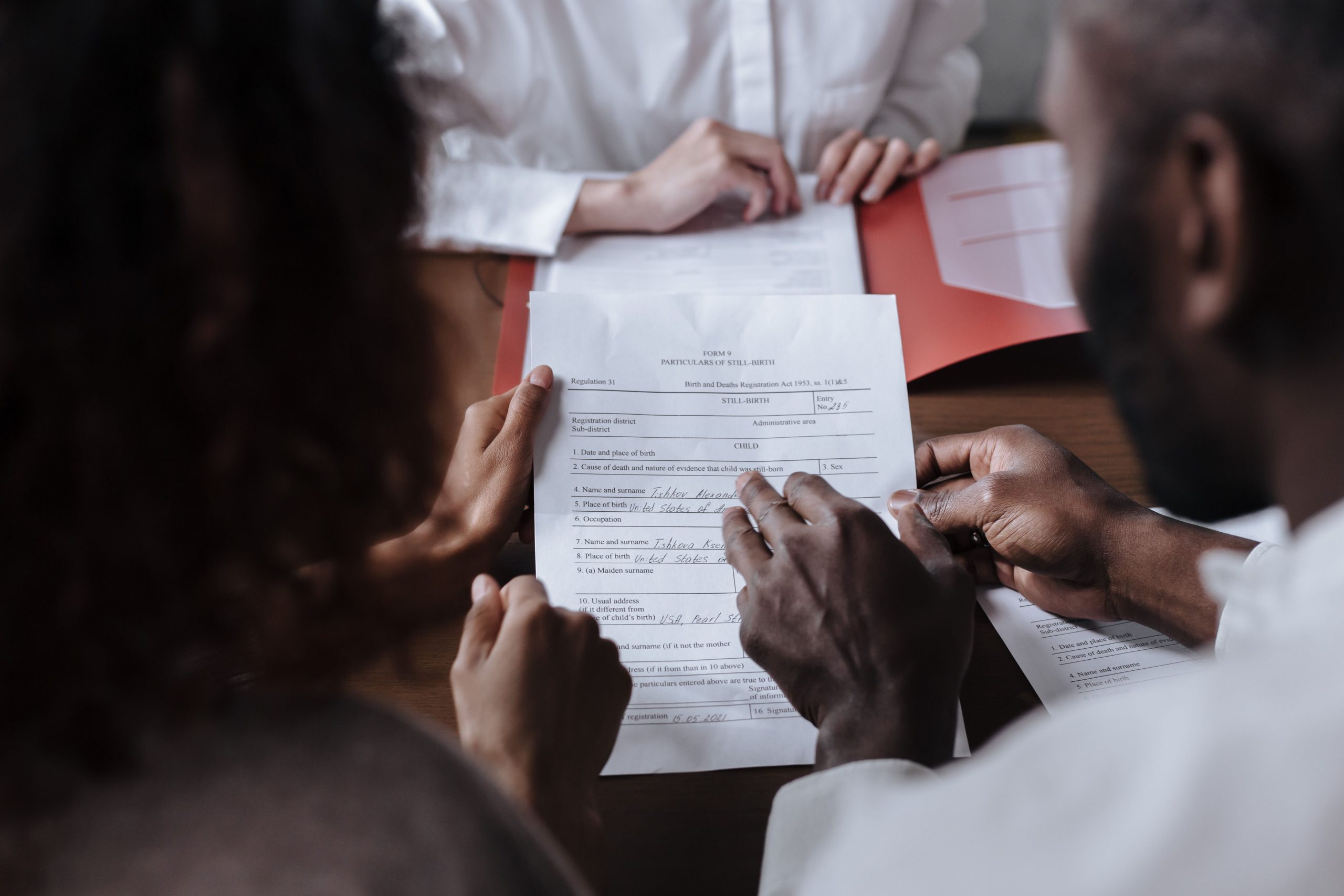Couple signant des documents légaux avec conseiller