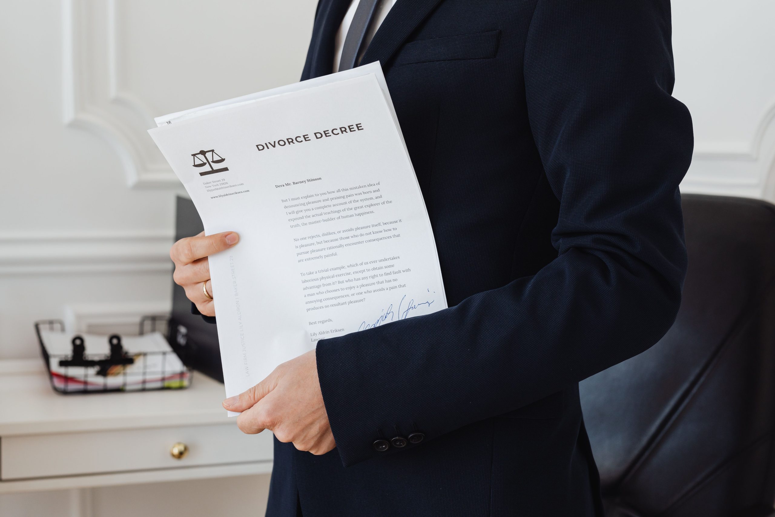 Homme tenant un document de dissolution officiel