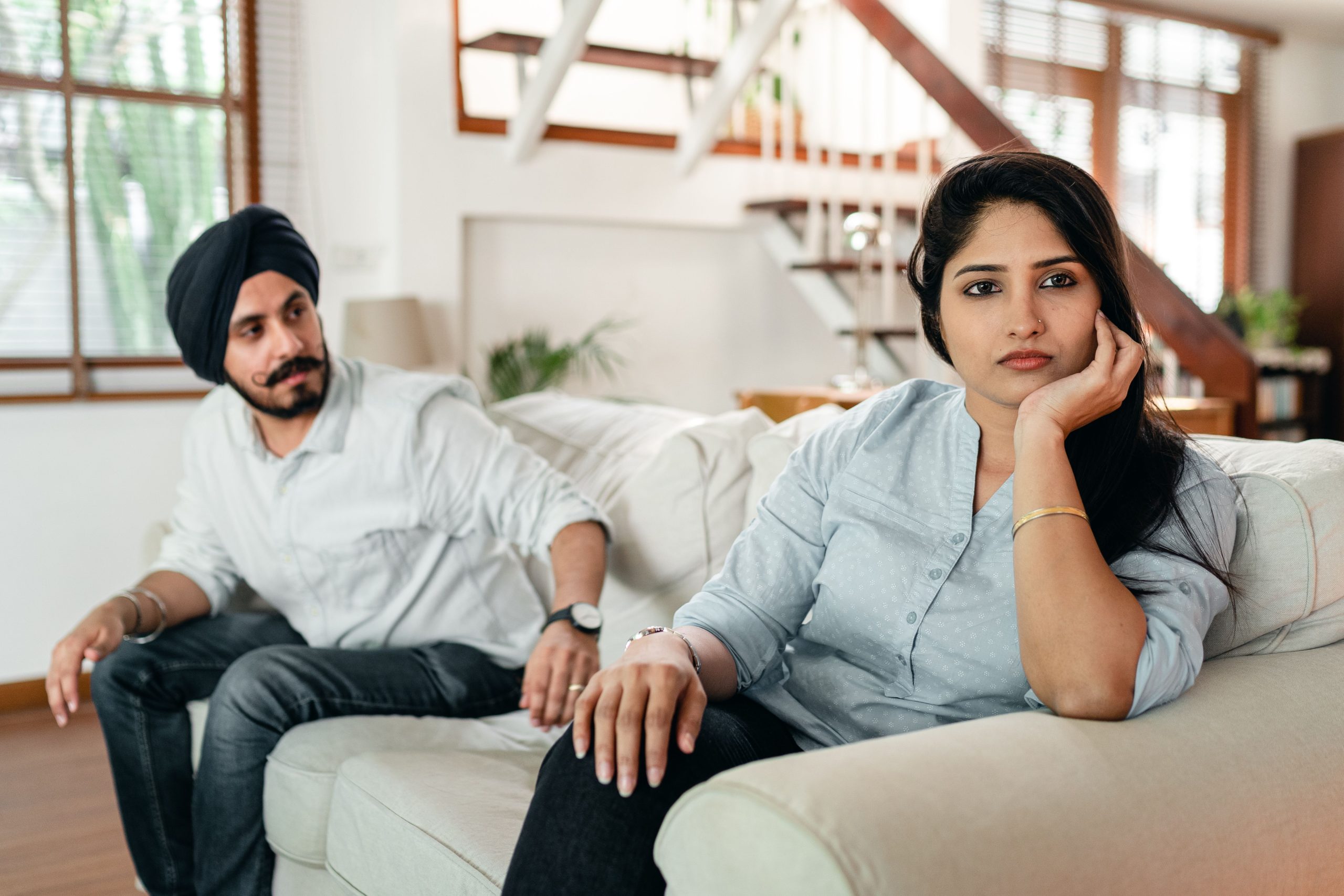 Couple pensif assis canapé après dispute