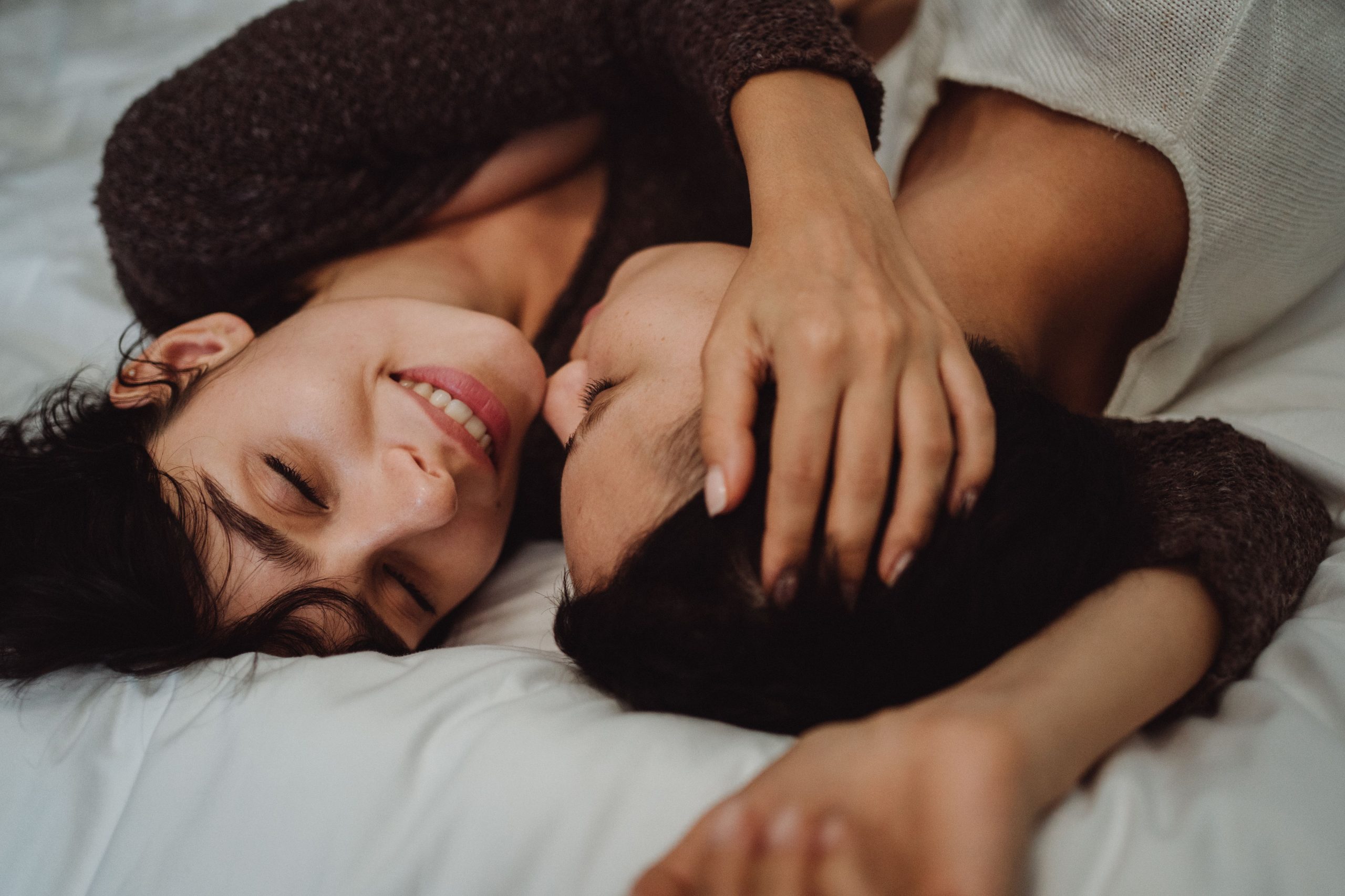 Couple amoureux enlacé au lit avec tendresse