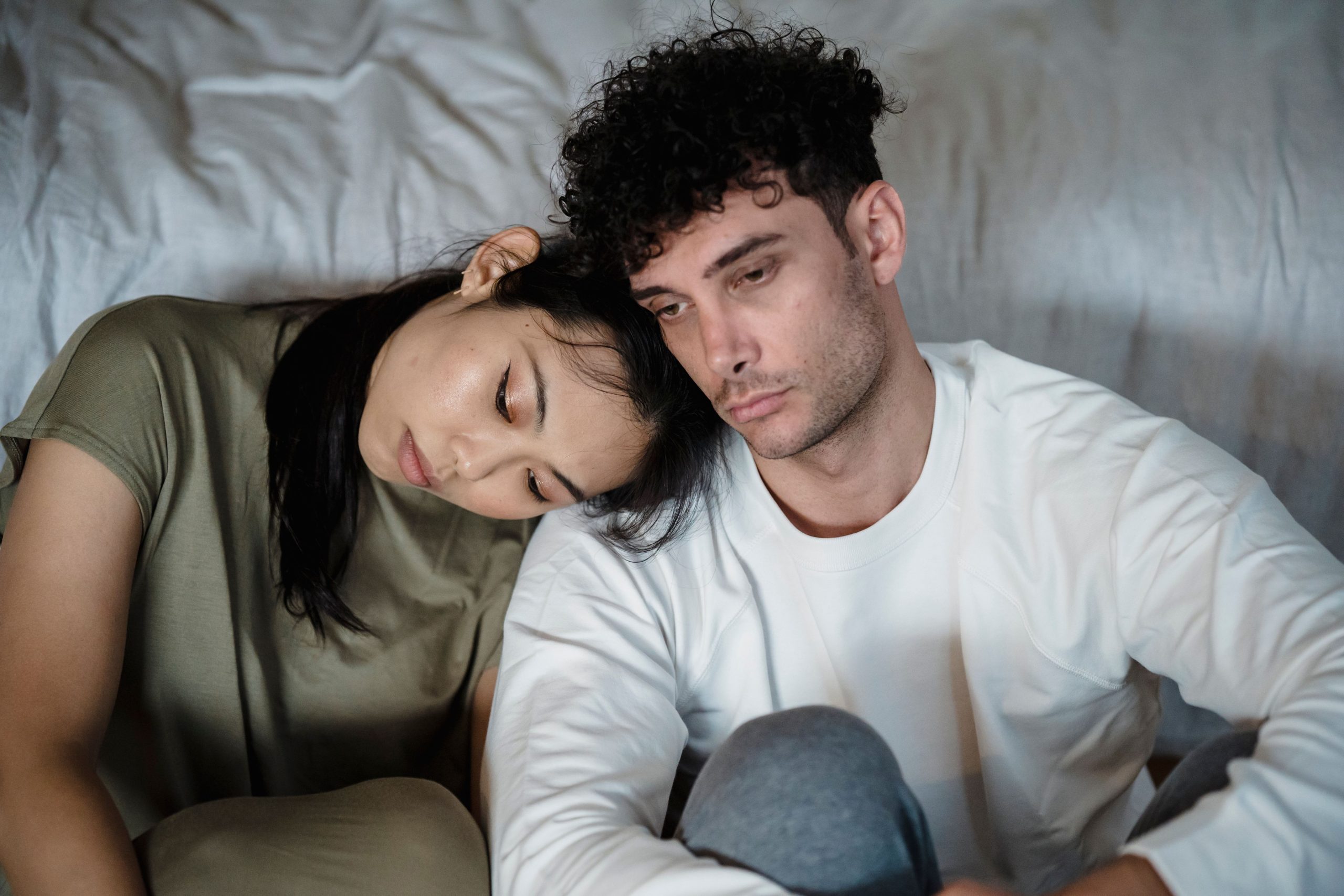 Couple assis proche, distance emotionnelle visible