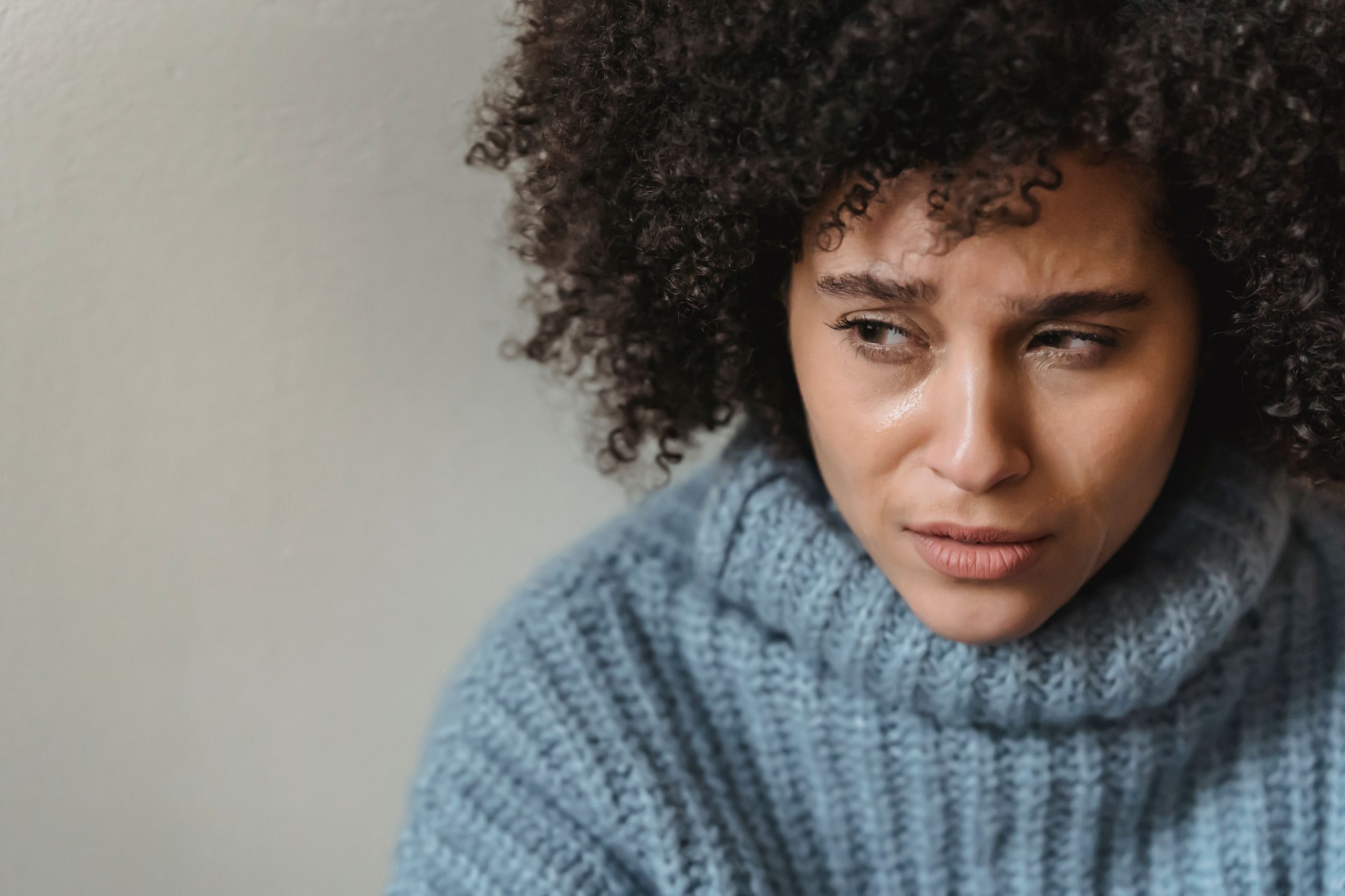 Femme en larmes reflechissant a son probleme