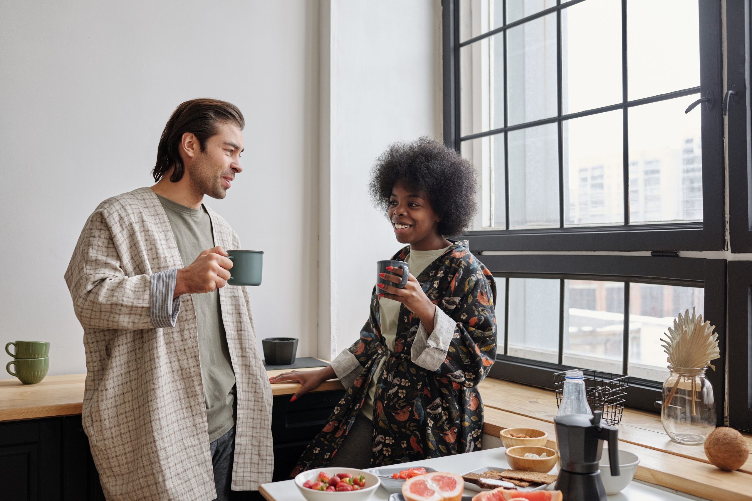 Couple heureux prenant café ensemble le matin.